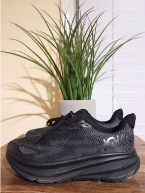 Hoka Clifton 9 women's sz 7D wide has scuffs